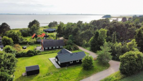 A Beautiful 8-Person Holiday Home, Just A 5-Minute Walk From The Sandy Beach,